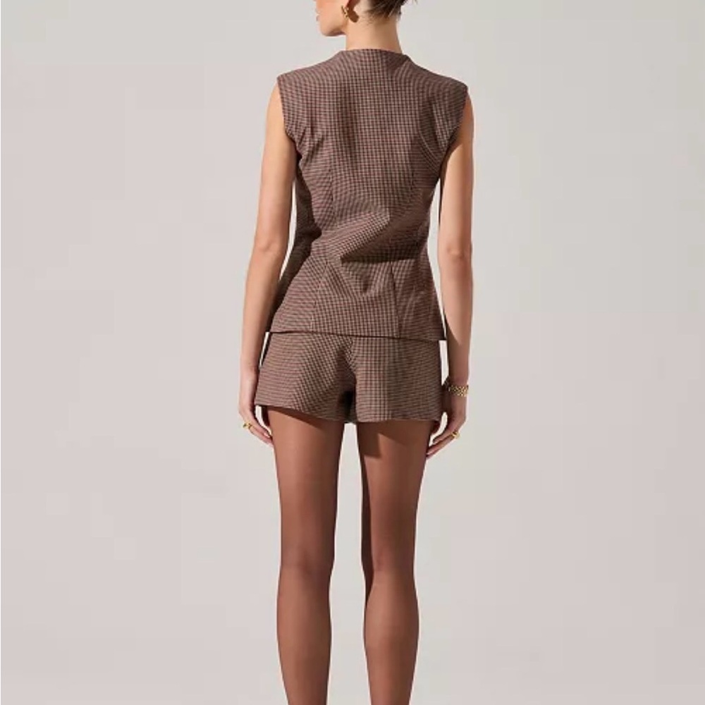 ASTR the label Women Gisselle Crewneck Vest and tailored short set medium plaid - Picture 3 of 13